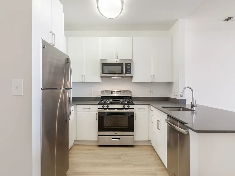 Halstead Alexandria — Photo 13