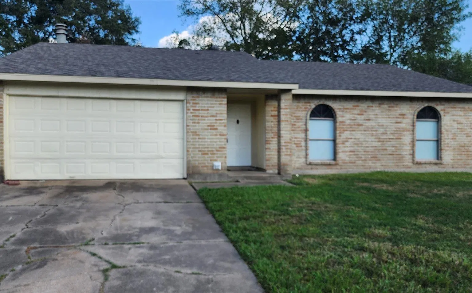 3 bed, 2.0 bath, 1404 sqft, $1,650 — Photo 1