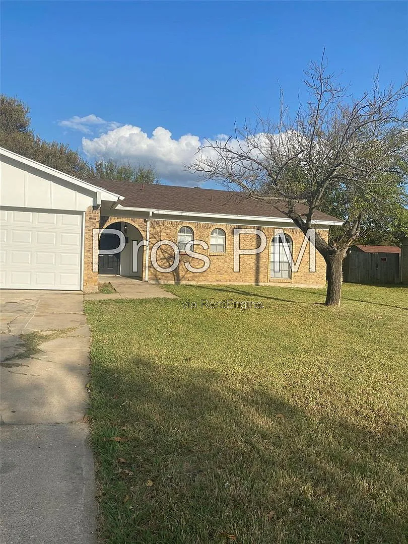 3 bed, 1.0 bath, 1431 sqft, $1,700 — Photo 1