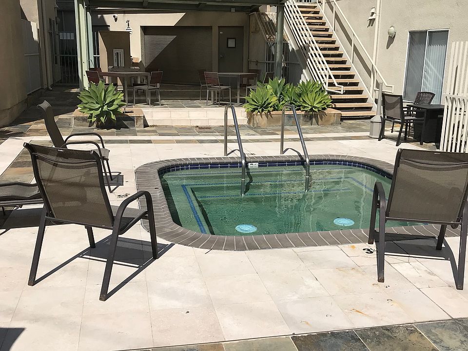 Jacuzzi SPA and sitting area with bar and gas grill