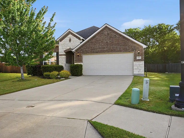405 Windward Dr — Photo 2