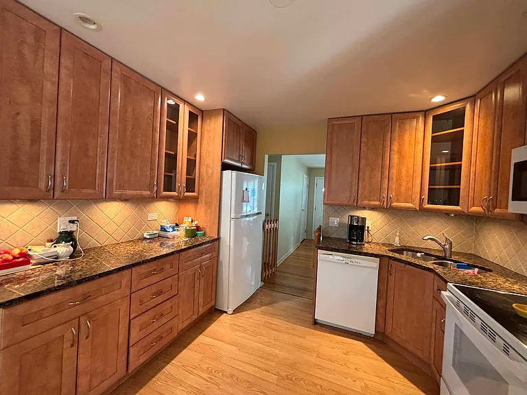 1507 W Willow Ln — Photo 2