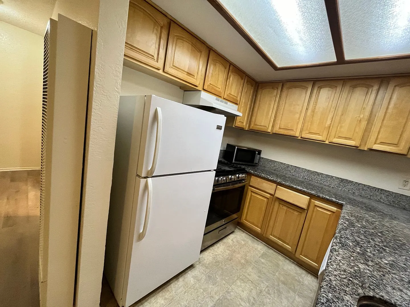 Delightful Living in Lawndale! — Photo 2
