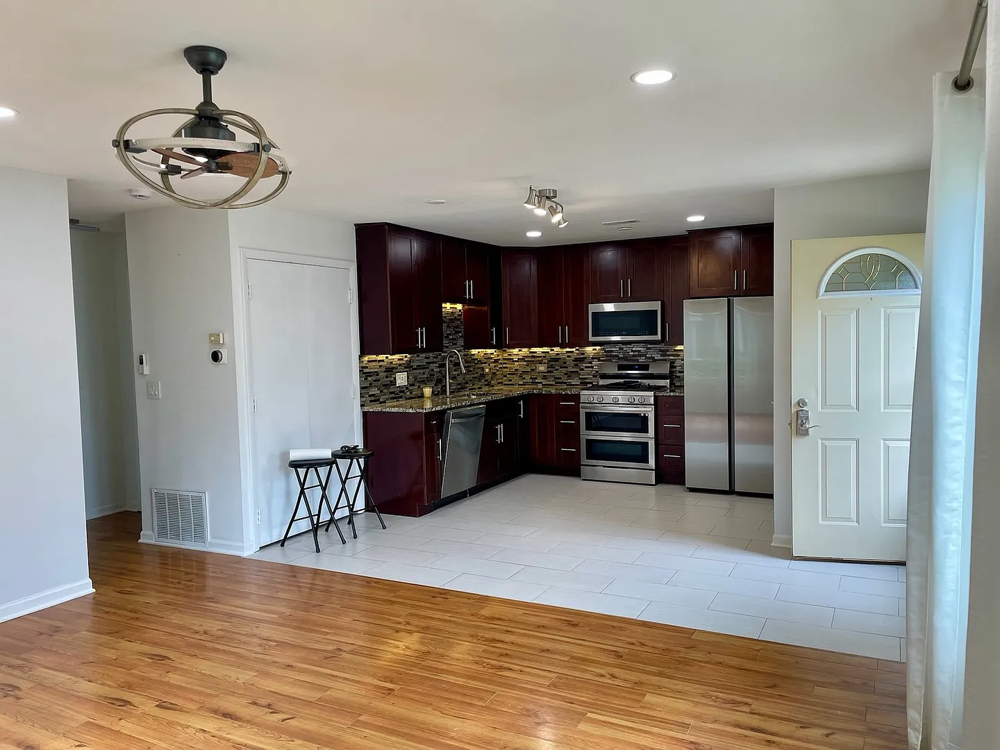 2 bed, 950 sqft, $1,995 — Photo 2
