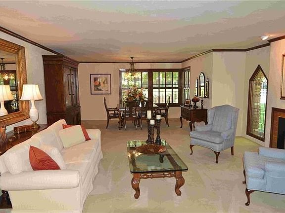 3rd image of 2420 Country Club Ln
