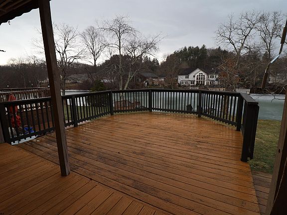 5th image of 110 Edgewater Dr