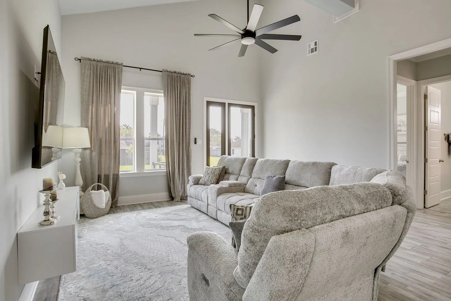 3 bed, 2.0 bath, 2551 sqft, $3,083 — Photo 3