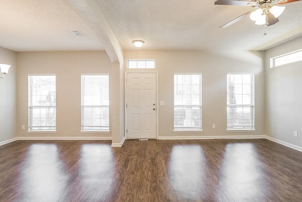 3 bed, 2.0 bath, 1485 sqft, $1,930 — Photo 2