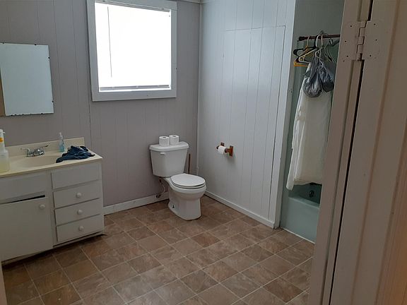 4th image of 738 Pearl St