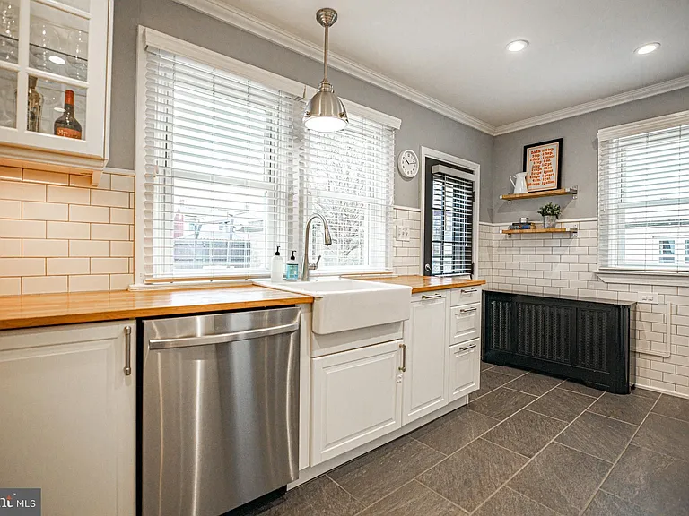 245 Hurst St — Photo 16