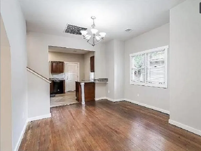 305 S Green St — Photo 11