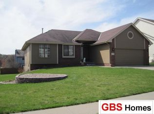 2147 Cobblestone Rd, Papillion, NE 68133