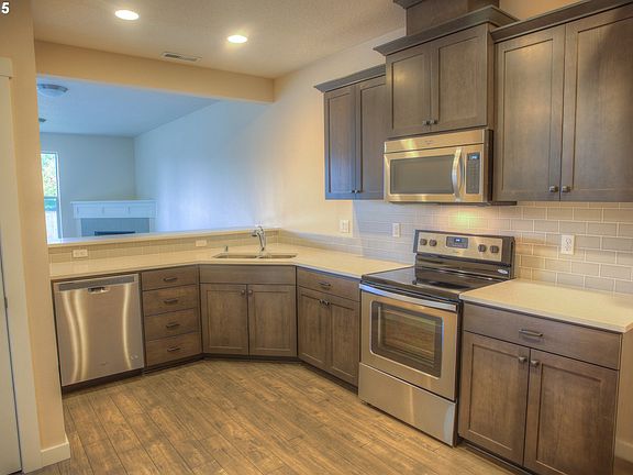 5th image of 10905 NE 44th St