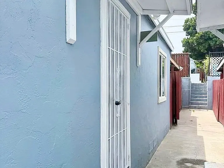 3 bed, 750 sqft, $2,288 — Photo 1