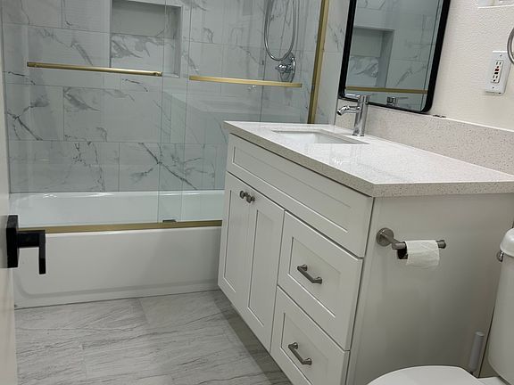 2nd bathroom with bath