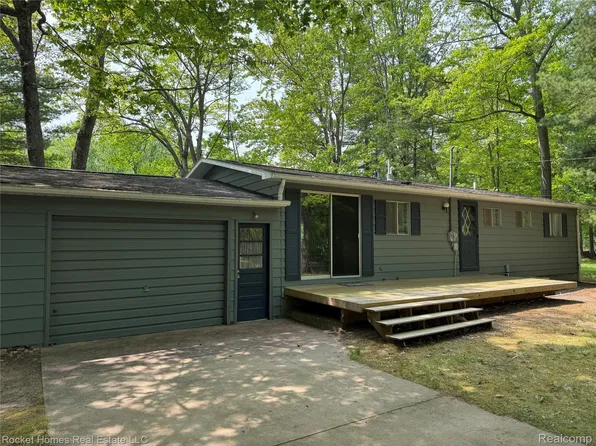 9689 Pine Ln, Evart, MI 49631