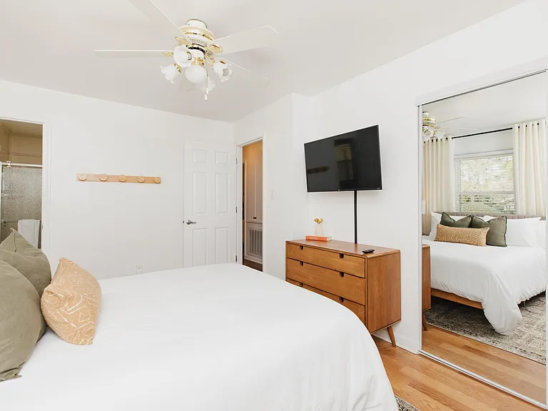 Master Bedroom w/Queen Bed & TV (CONNECTED TO BEDROOM 4)