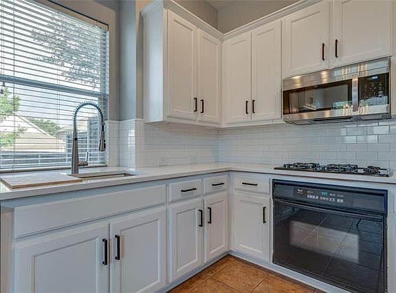 2nd image of 121 Nestlewood Ln