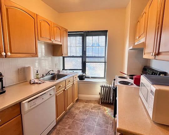 4th image of 2-8 Elmwood Ave #9