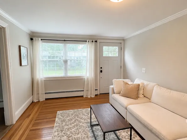 31 Parkway Ave, Cranston, RI 02905