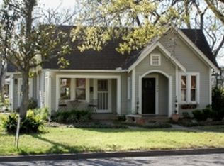 208 S Market St, Hallettsville, TX 77964