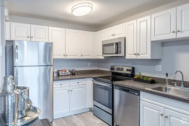 Broadmoor Apartments — Photo 3