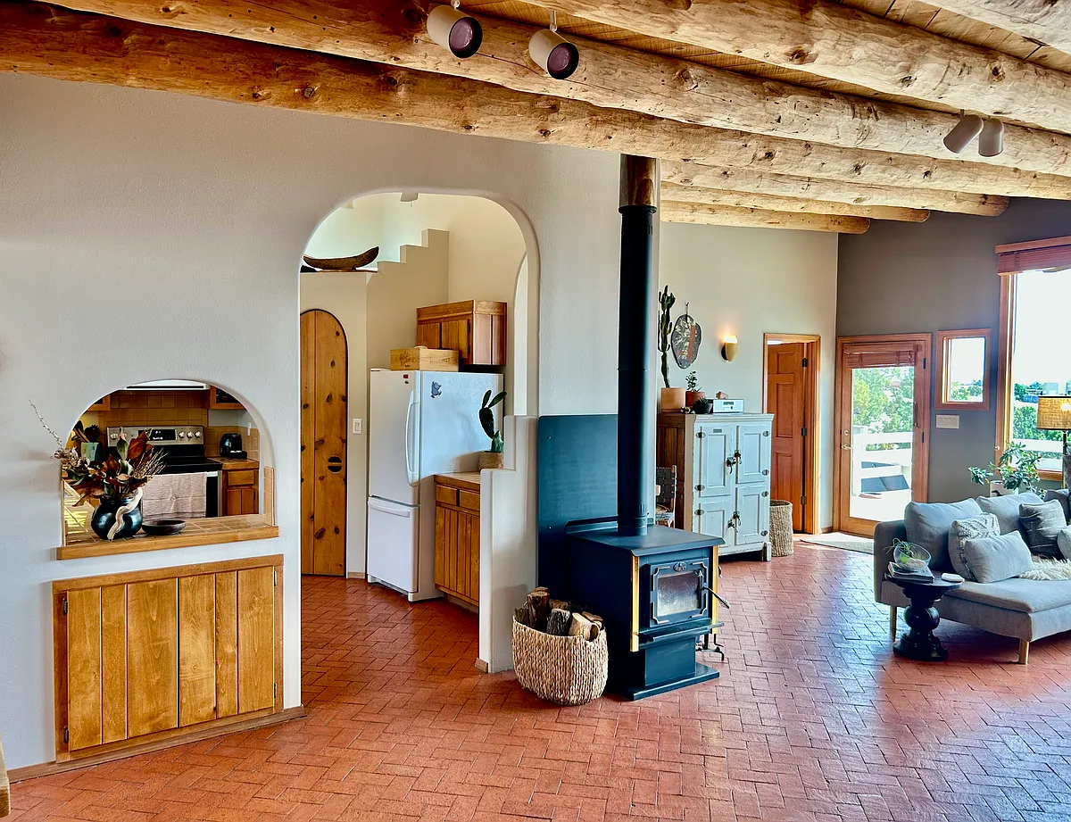 Open floor plan with wood fired stove that heats entire place in winter (floorboard heating in bedrooms) - 1 Monte Alto Way