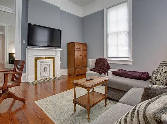 4th image of 821 Bordeaux St