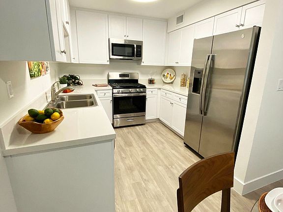 5th image of 439 W Stocker St APT 106