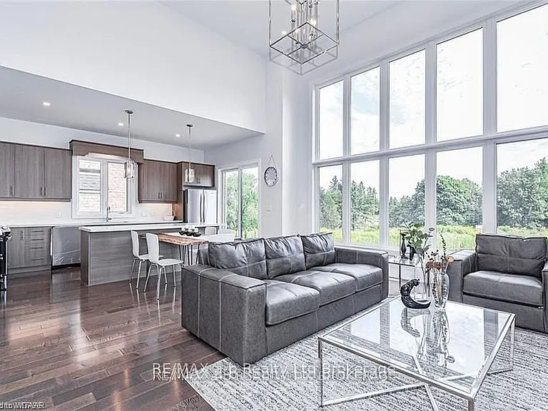 421 Somme St — Photo 8