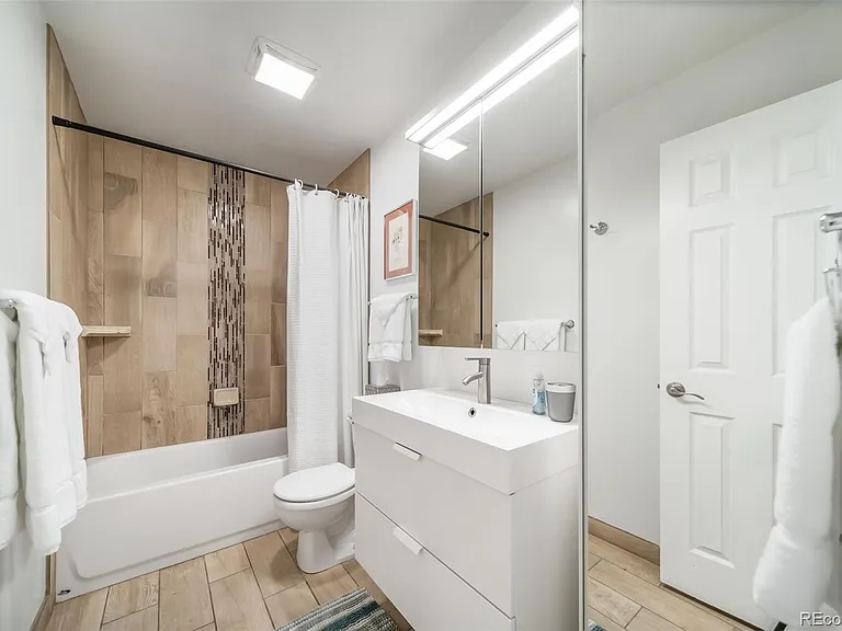 532 N Clayton St — Photo 22