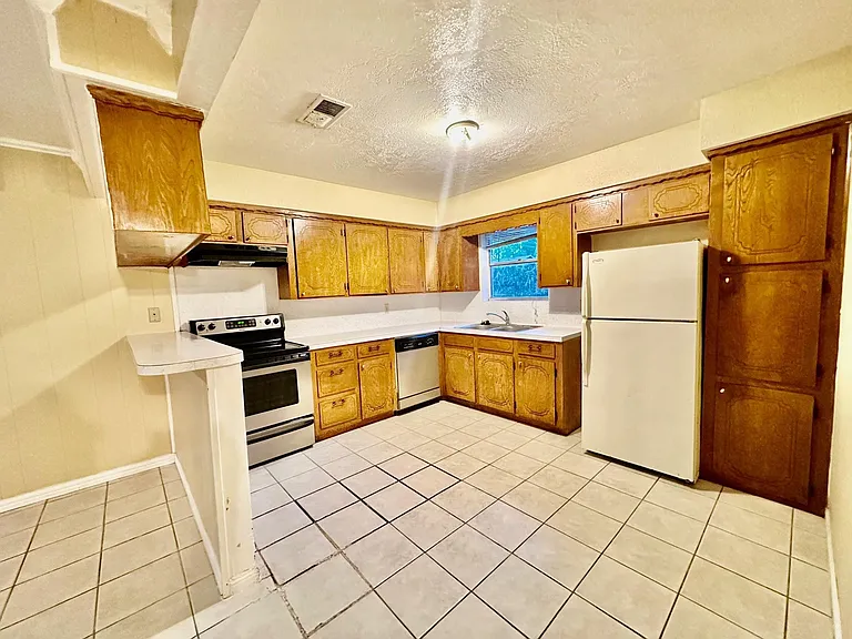 320 S Avenue F — Photo 8