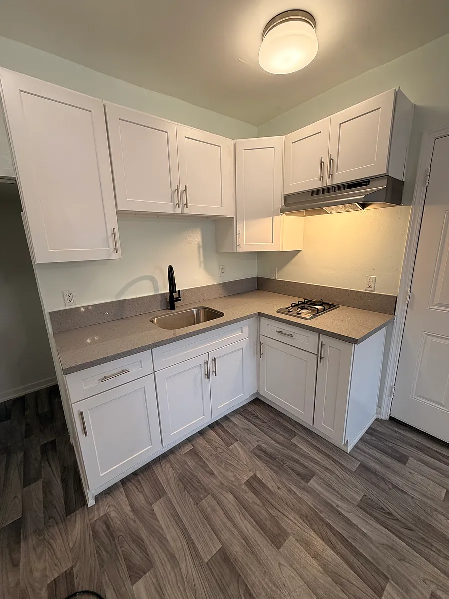 Building Photo - 1818 W 11th St #5