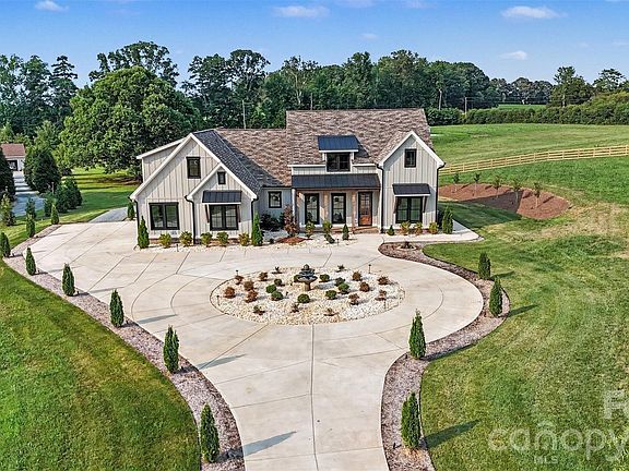 2nd image of 1012 Marthas Meadow Ln