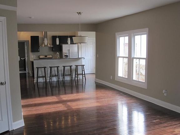 Contemporary Open Floorplan - Beautiful Solid Oak Hardwood Floors!
