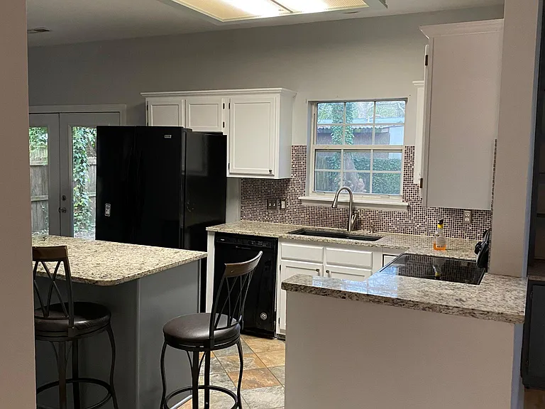386 Arlington Dr — Photo 2