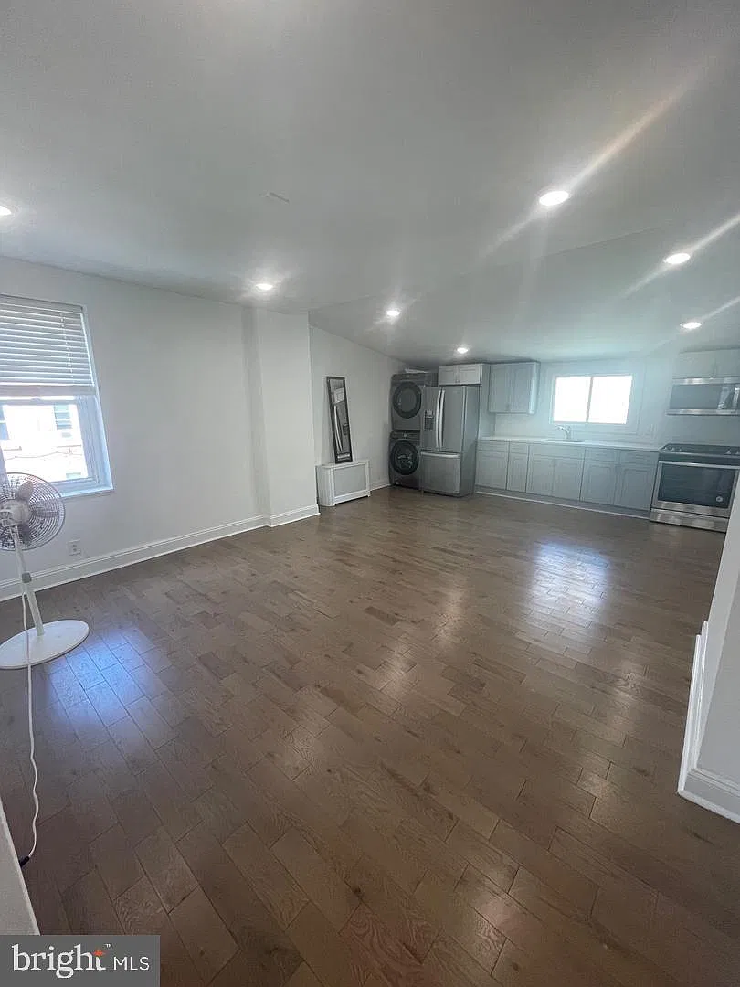 2501 E Somerset St — Photo 2