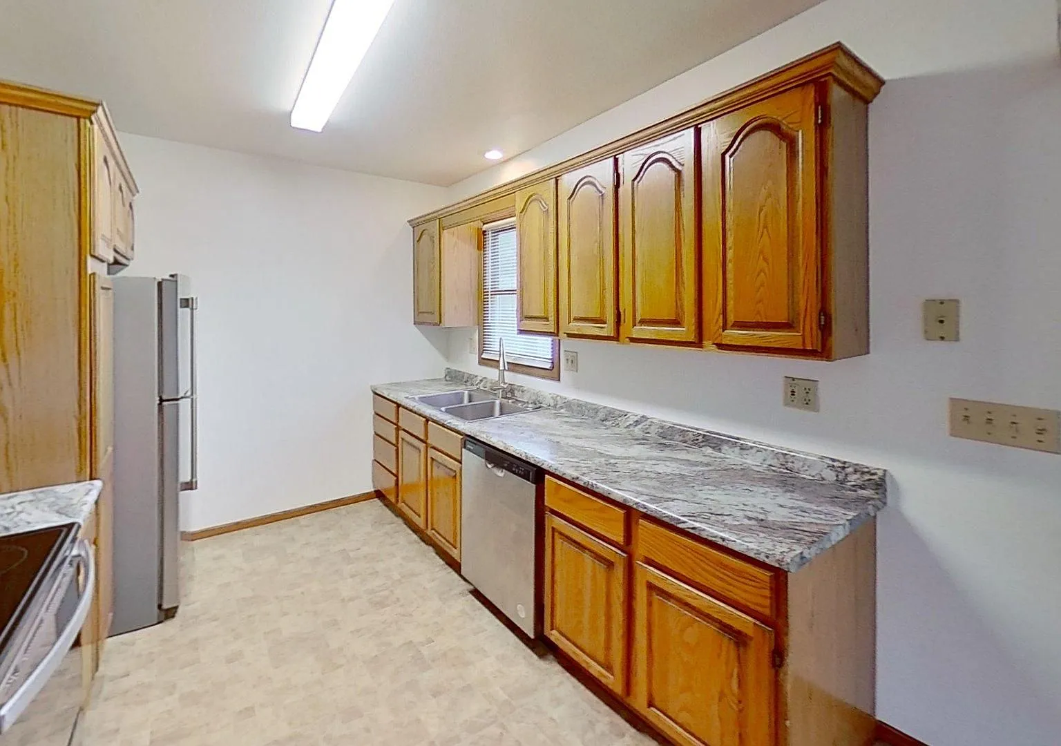 Duplex with two huge bedrooms, walk in closet, 1.5 bath, full basement, lawn and snow removal inc... — Photo 3