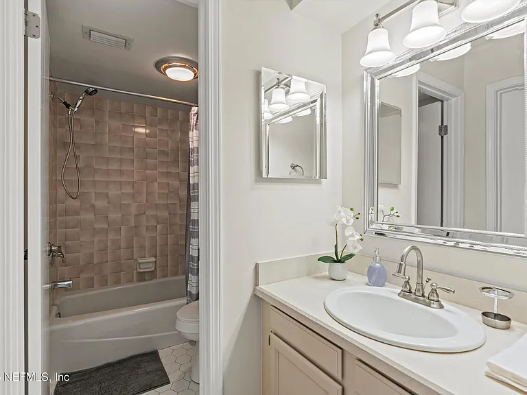 2219 Gorden Ave — Photo 6