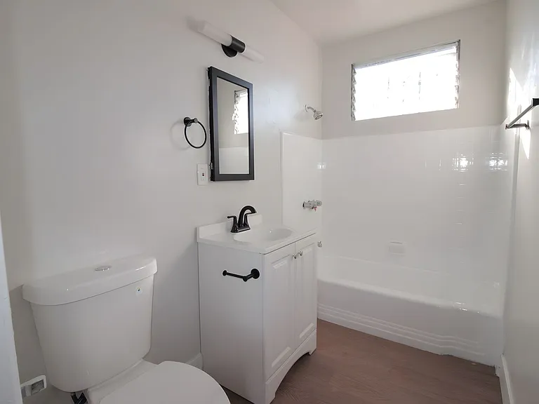 716 E Vernon Ave — Photo 6