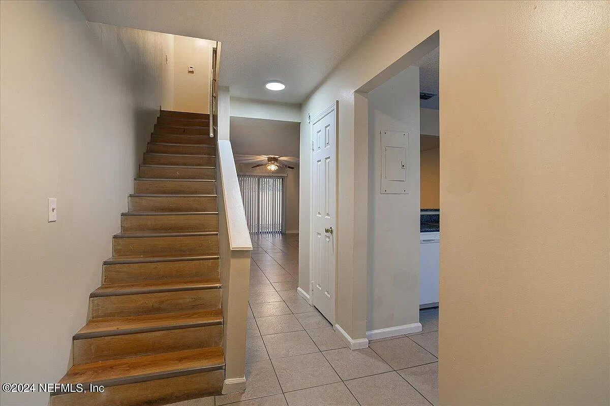 2 bed, 2.5 bath, 1258 sqft, $1,425 — Photo 2