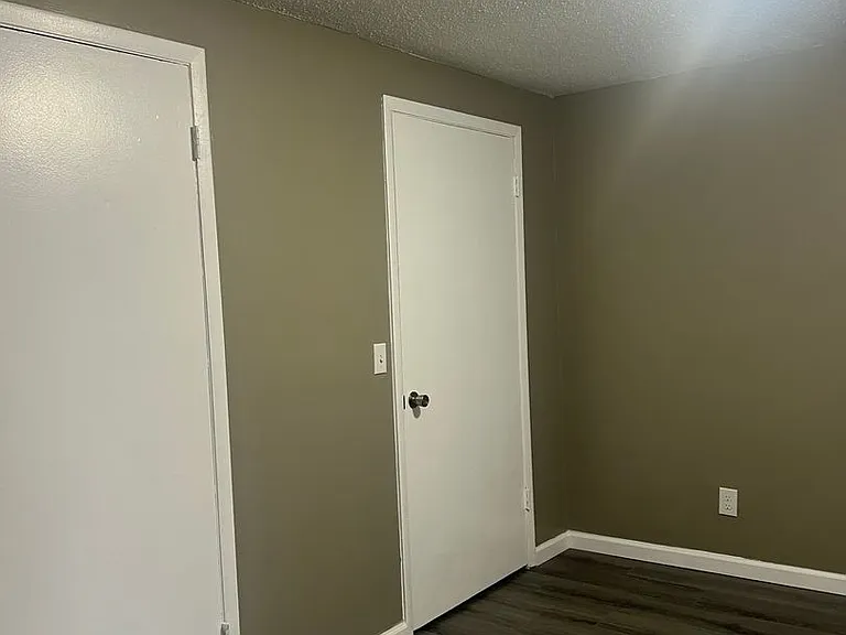 321 Geneva Highway Apts — Photo 6