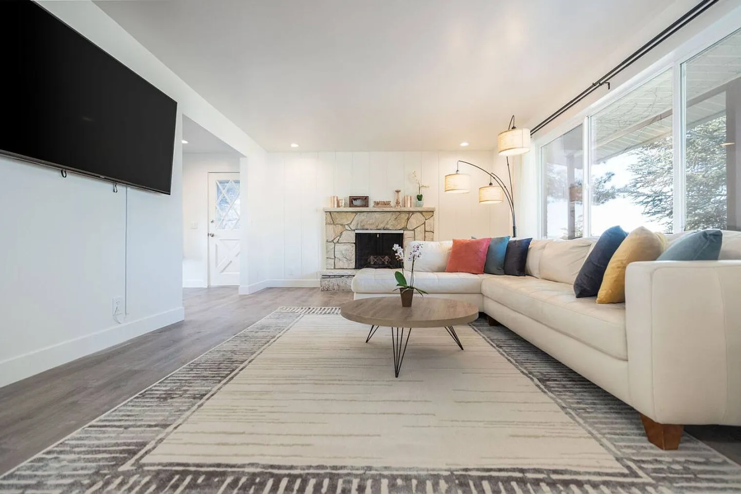 3 bed, 2.0 bath, 1722 sqft, $3,982 — Photo 1