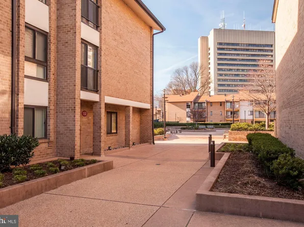 150 Monroe St APT 102, Rockville, MD 20850