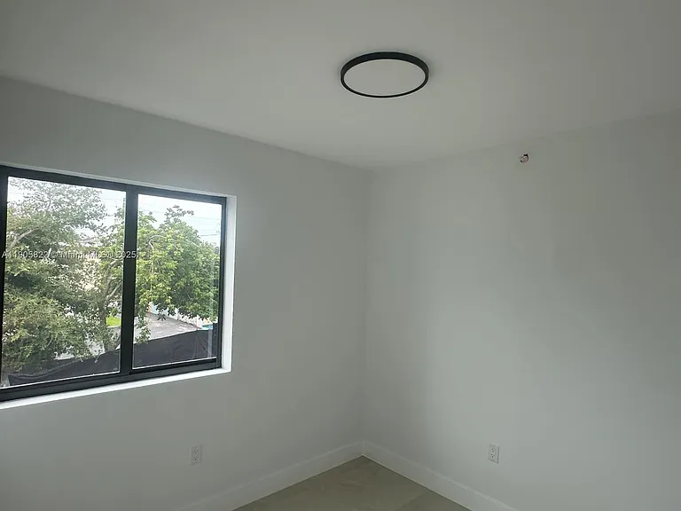 5423 NE Miami Ct #7 — Photo 6
