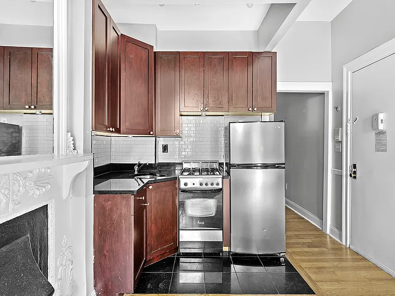 99 Perry St #1D — Photo 6