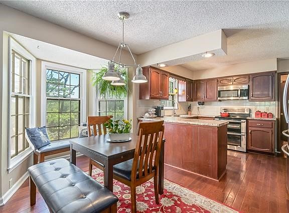 5th image of 521 Camelot Dr