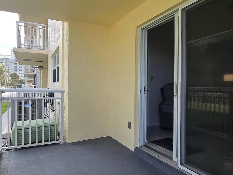1161 Hillsboro Mile #107 — Photo 14