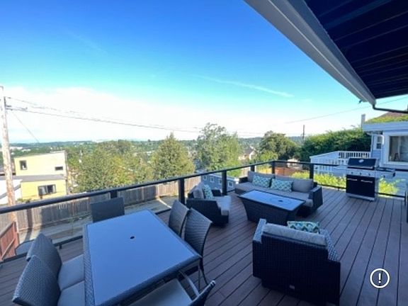 Very large lower deck. See Rainier on nice days.