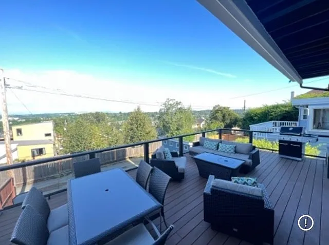 Very large lower deck. See Rainier on nice days.